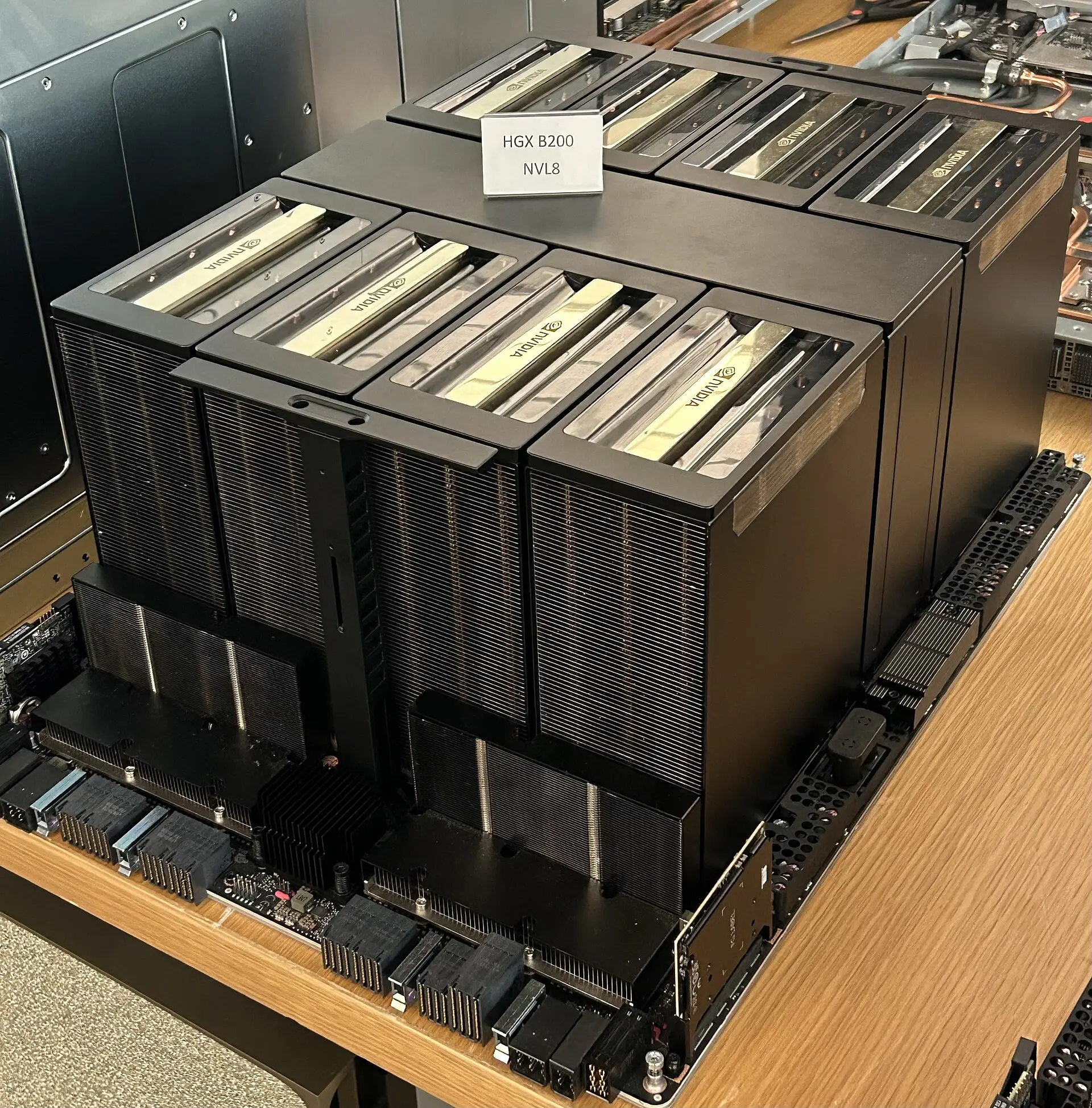 บอร์ด NVIDIA HGX B200 แบบ 8 GPU